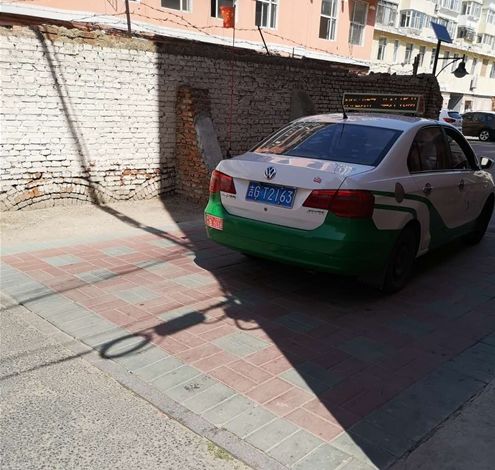 头条白城一名司机在驾驶途中疑似突发疾病车辆直奔行人而去当场