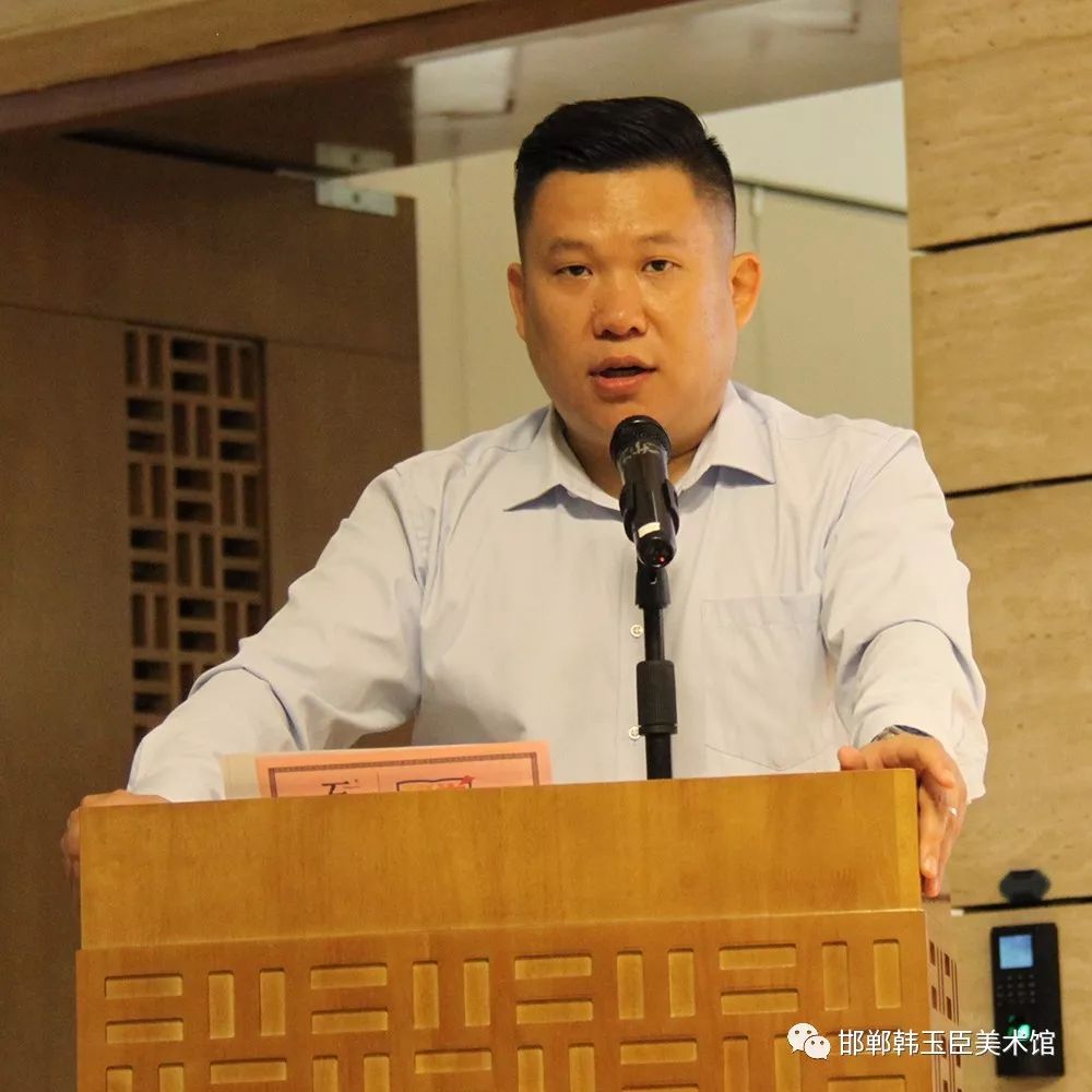 王二伟为邯郸市首批研学教育示范单位表示祝贺,并为石简书店授予"河北