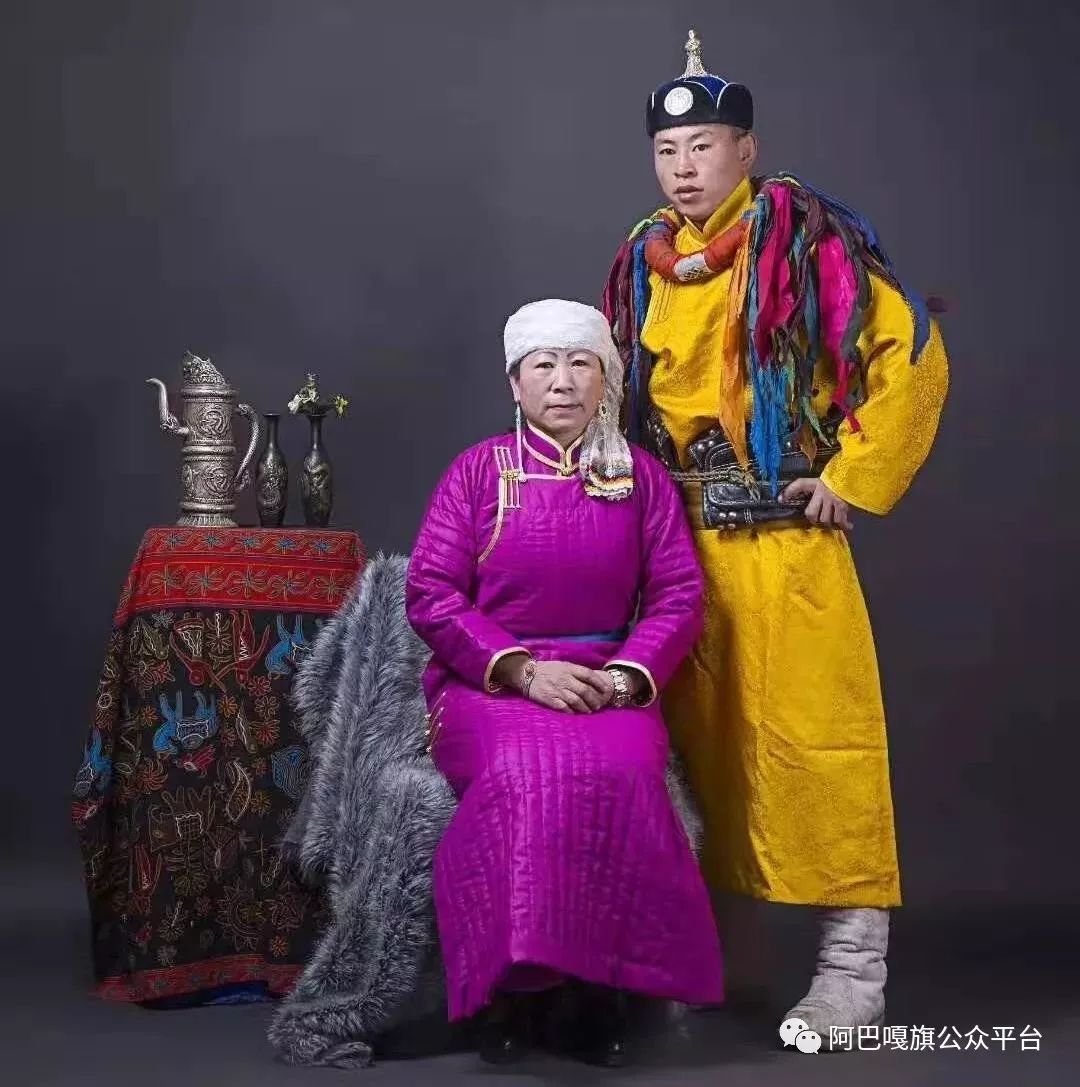 美丽阿巴嘎中国式摔跤健将在传统那达慕上的风采蒙古文