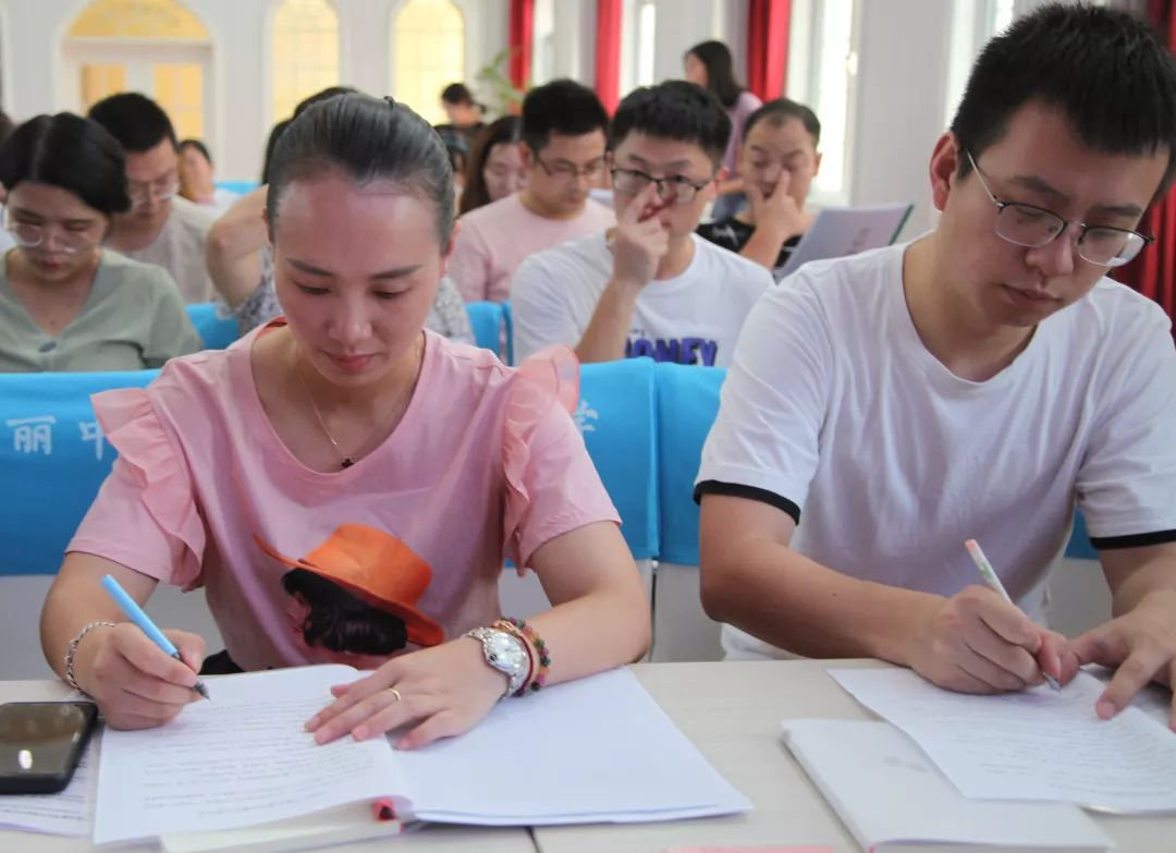 古丽中学举行暑期师德培训会