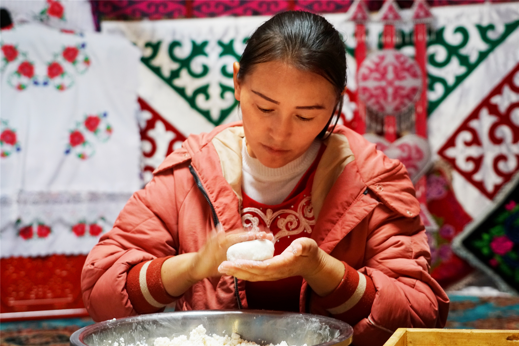 原創不一樣的新疆旅行來哈薩克族氈房體驗饢的製作