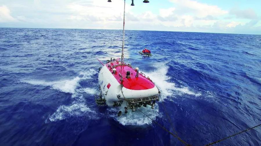 2012年6月27日,"蛟龙号"载人潜水器在马里亚纳海沟创造了下潜7062米的