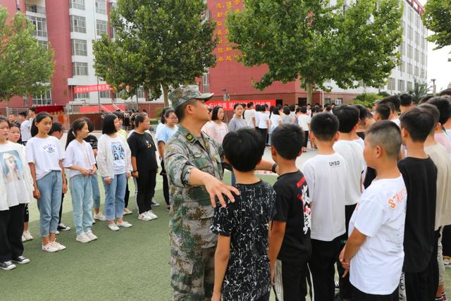 河南省滑县英民中学:入学"第一课"军训磨意志