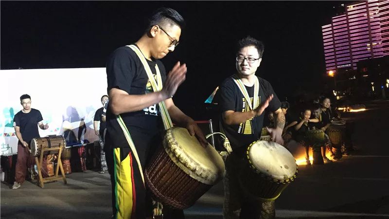 鼓乐表演团,通过让观众互动学习体验的方式,给简单易学的非洲鼓赋予新