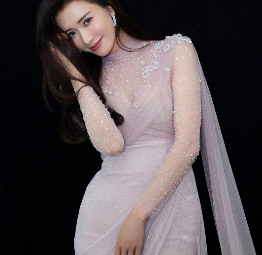 "黑泽志玲"中秋节目被撤,从万人迷变成万人嫌,网友:自己作的