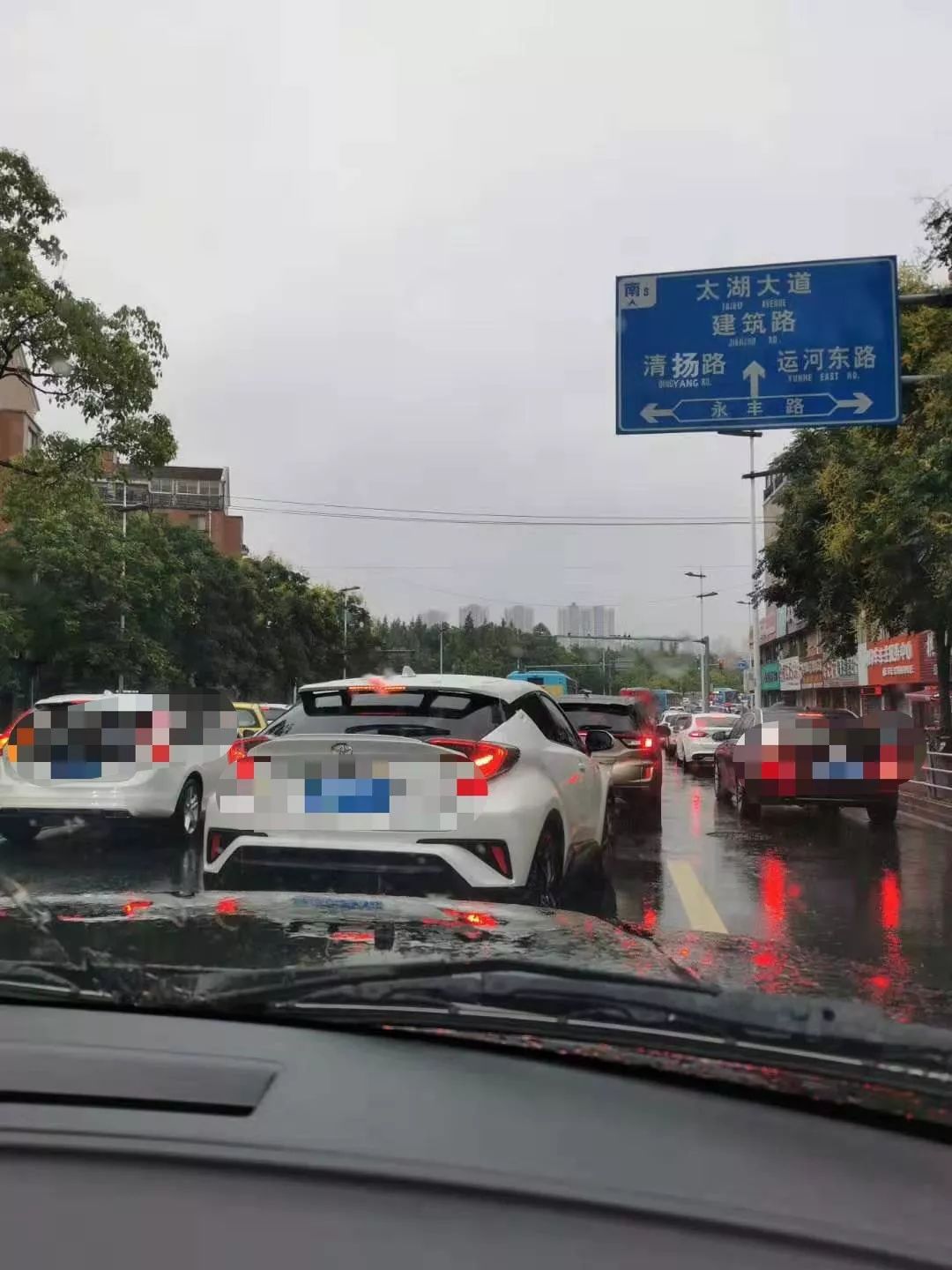 开学首日遇暴雨全城堵车明天还会继续吗