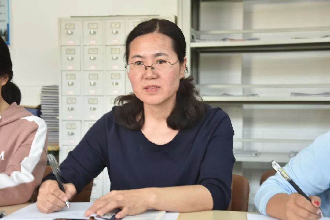 政治备课组长王玉玉老师和李艳梅老师提议将复习备考计划具体到课时