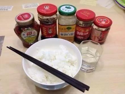 搞笑gif图:这大概就是女汉子的标准姿态