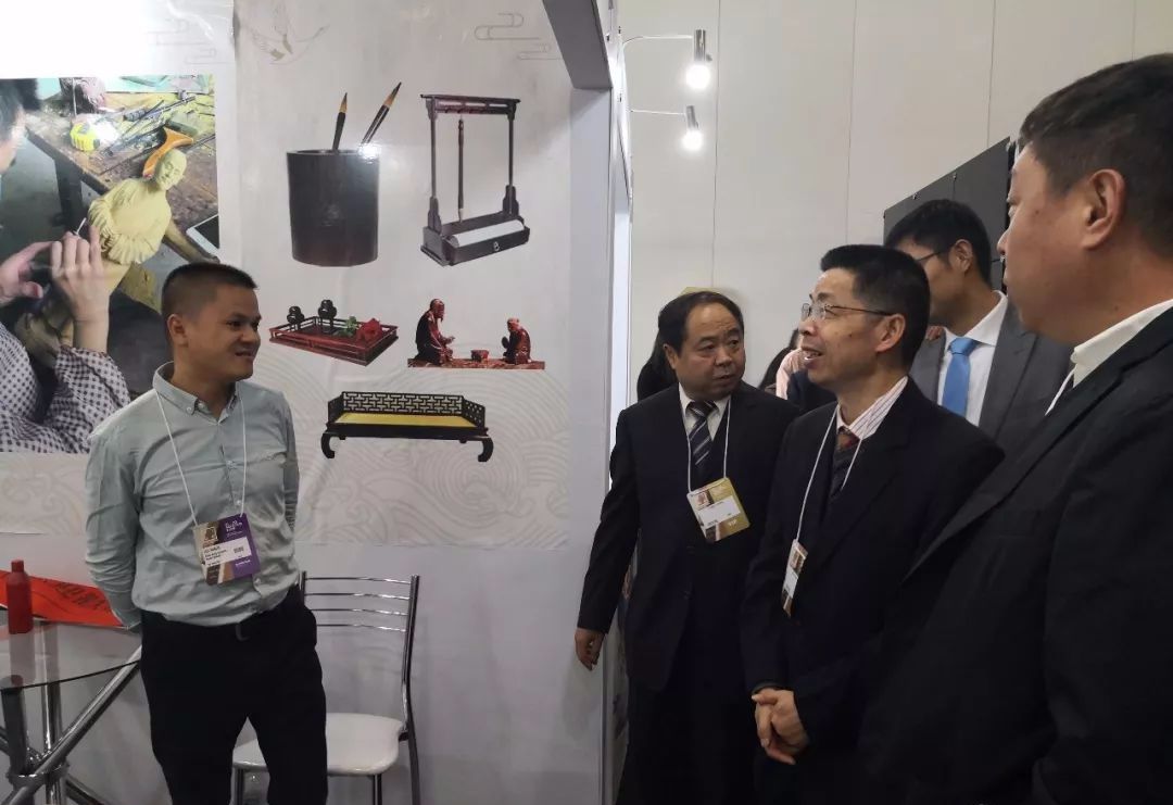 王国斌向出席开幕式的嘉宾介绍莆田木雕作品