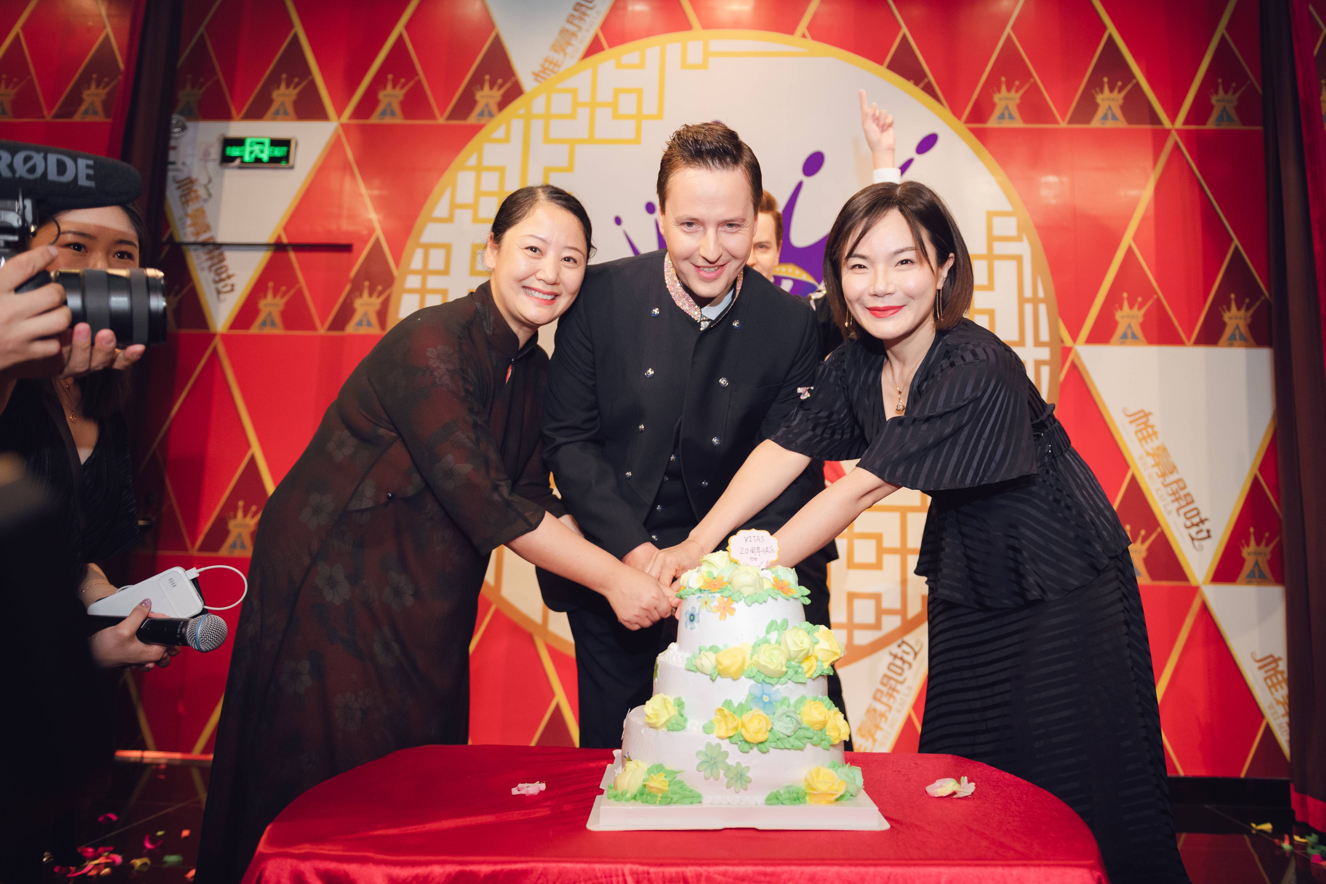 想与明星亲密合影吗来广州塔蜡像馆参与高科技互动