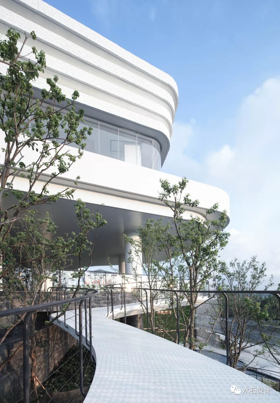 建筑师以梯田与瀑布为灵感设计了这栋山水建筑美