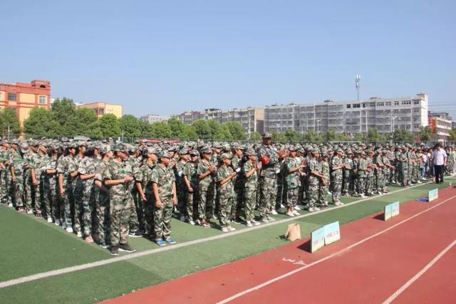 安徽阜阳阜南二初七年级新生军训苦中练雏鹰展雄姿