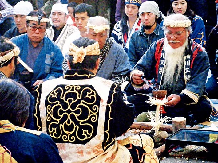 今日的阿伊努族人仍着传统服饰举行"祭熊","祭鲸"等仪式,保护本民 