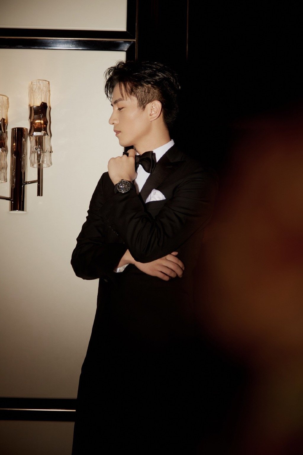 32岁的陈晓依旧充满少年感墨绿色西装尽显气质成熟又帅气