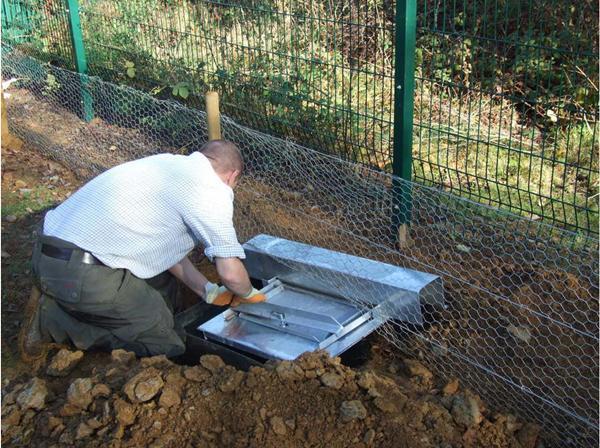 男子在农场防护栏埋下奇怪铁箱,随后捕获让人惊喜的野兔_陷阱