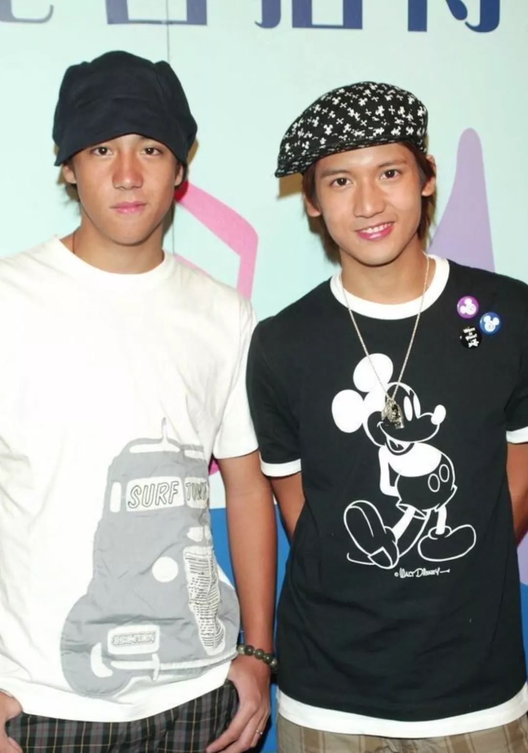 他曾脚踏五只船,今获原谅高调结婚,抱娃亲吻妻子女方表情嫌弃_张致恒