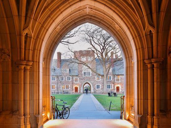 财富相当于:比津巴布韦(261亿美元)和基里巴斯(3亿美元)两国财富的