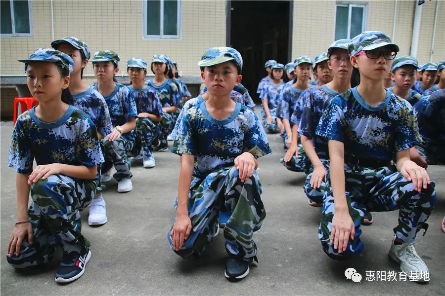 阳光下舞动的绿——东莞企石中学初一新生国防教育活动圆满结束!