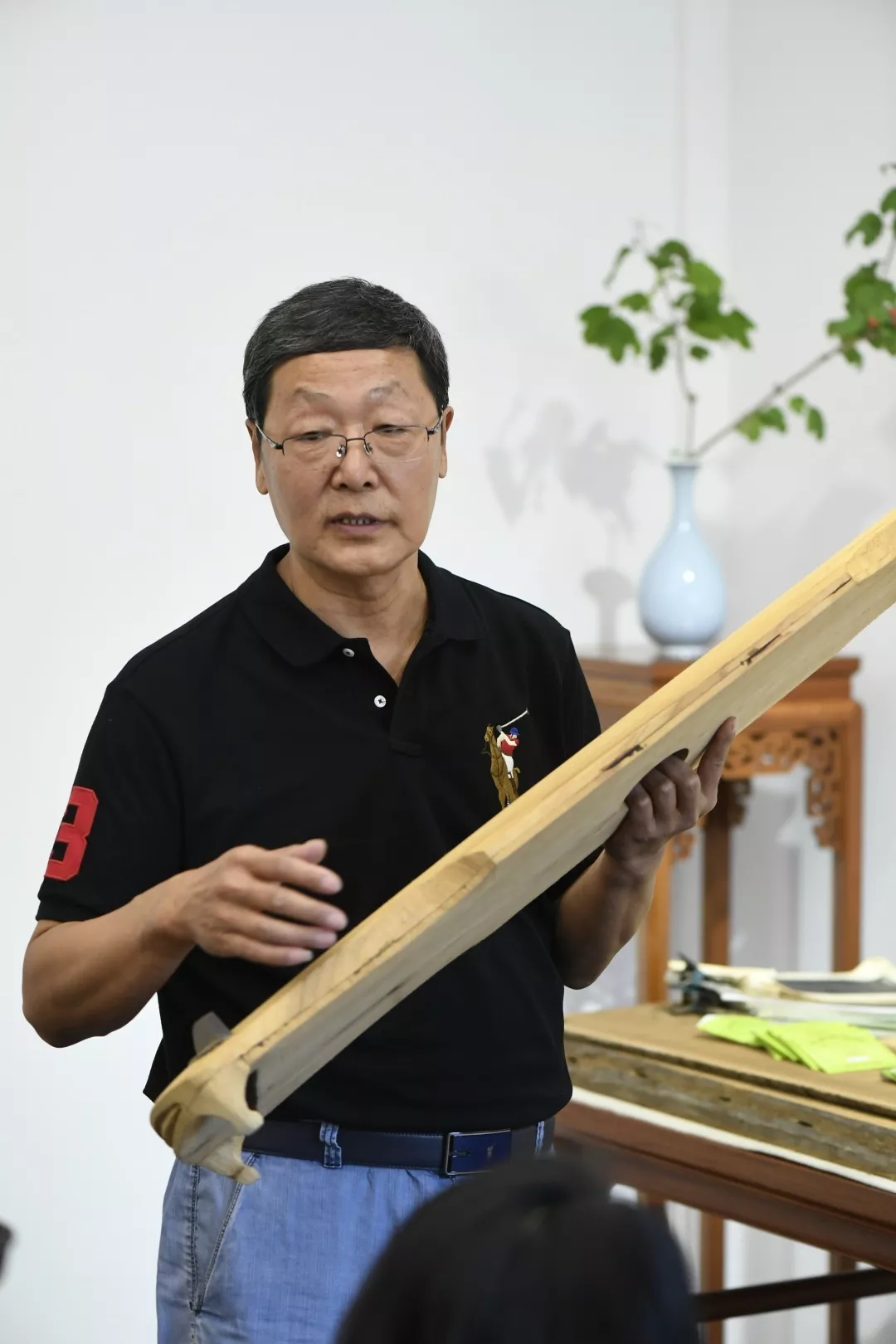 如今修斫古琴三十余载,张建华老师仍不断提醒自己对每一张琴充满虔诚