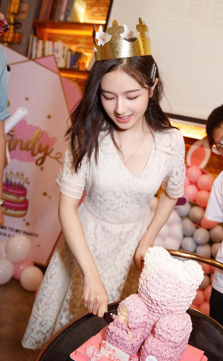 李兰迪晒生日派对照,粉色穿搭可人,美少女的样子