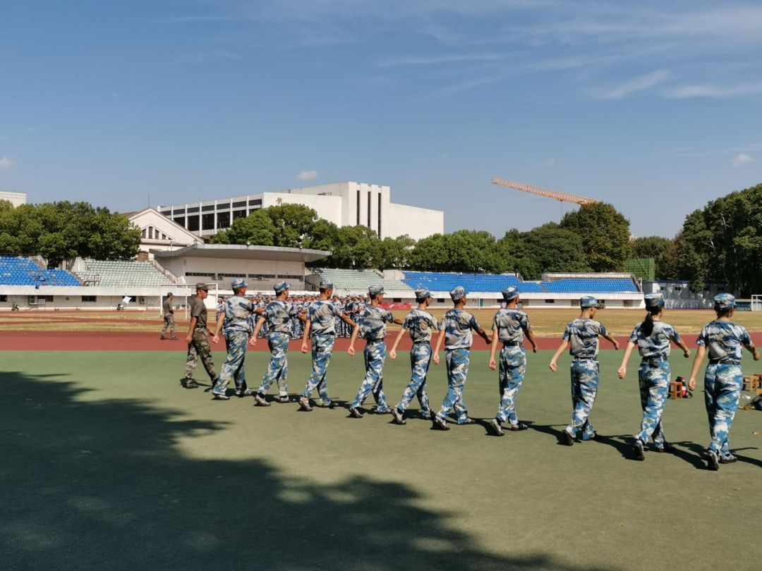 军训的娃吃瓜也要整整齐齐文案:杨康华排版:夏硕阳责编:胡晓丹审核