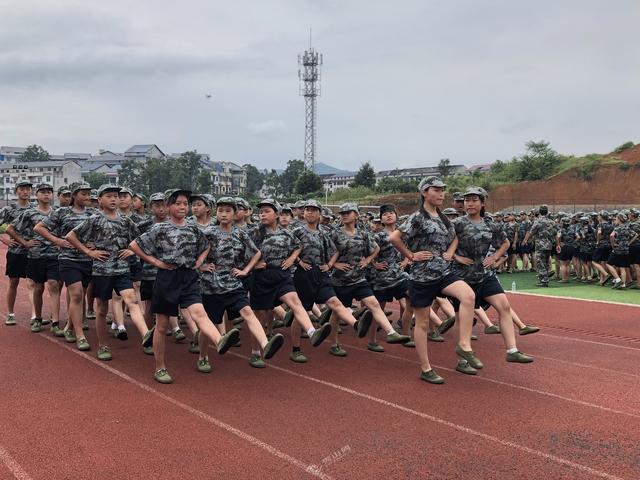 新星中学举行新学年开学典礼暨军训成果展演