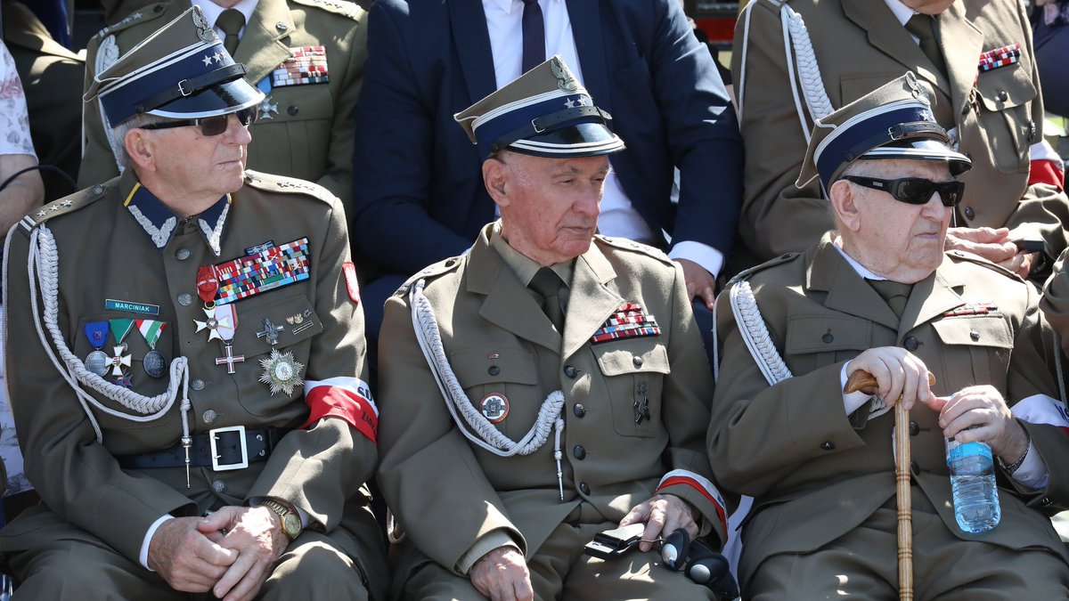 波兰纪念二战爆发80周年 仪仗队接受检阅