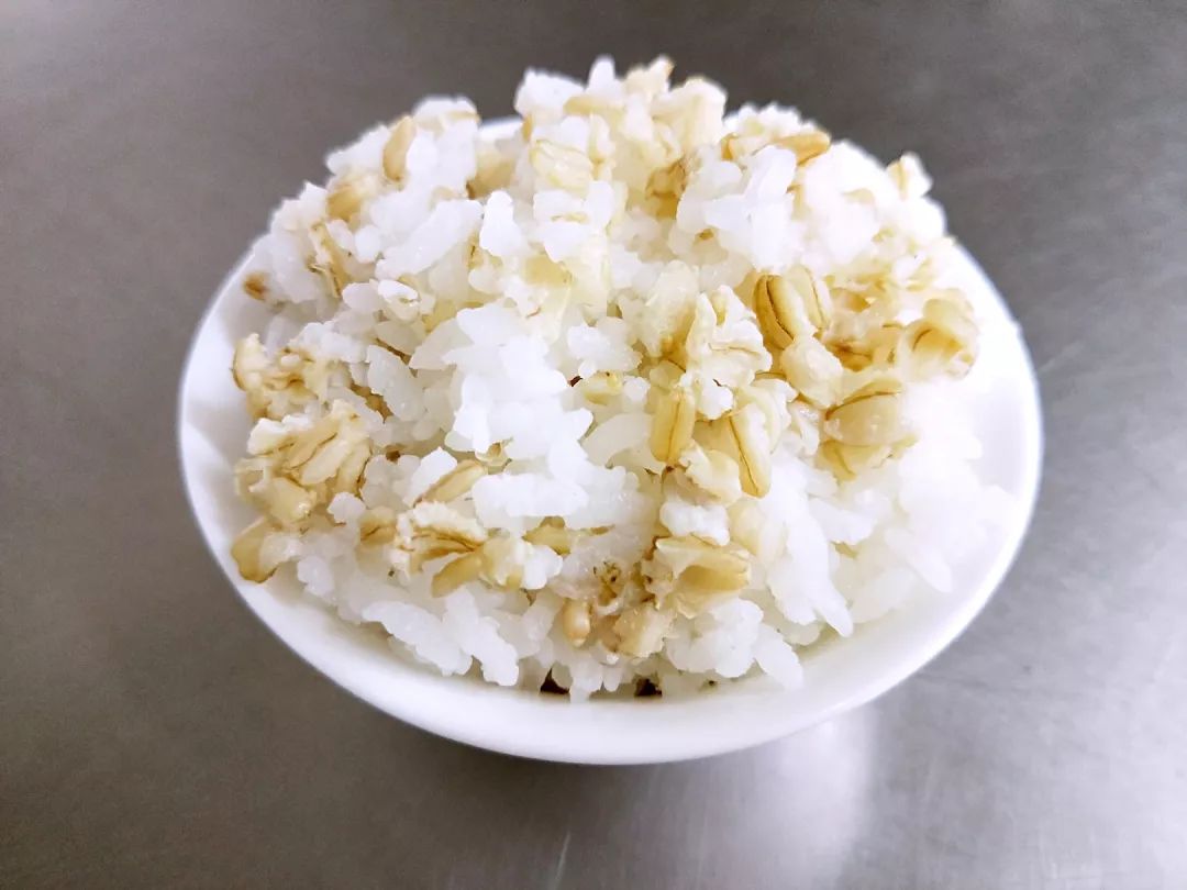 月6日)早餐:牛奶 南瓜饼中餐:酱烧猪肉 番茄烩白花 白菜汤 大米饭午点