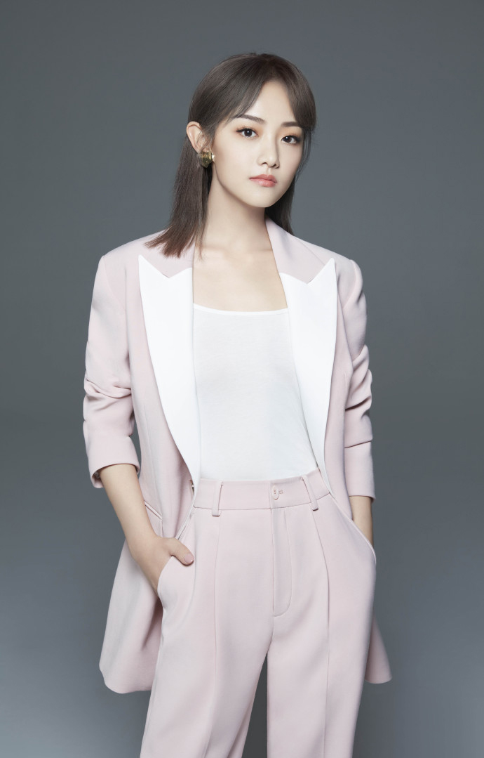 对于吴佳怡饰演的曲曼婷,网友也纷纷表示:"烈火军校