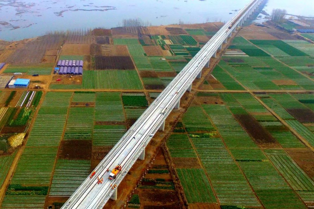 云桂高铁铺轨现场额哈铁路铺轨现场贵广高铁铺轨现场京沪高铁铺轨现场