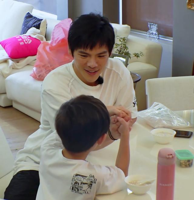 原创向佐干儿子不喜欢吃青菜看郭碧婷怎么改变他挑食的向佐开心了