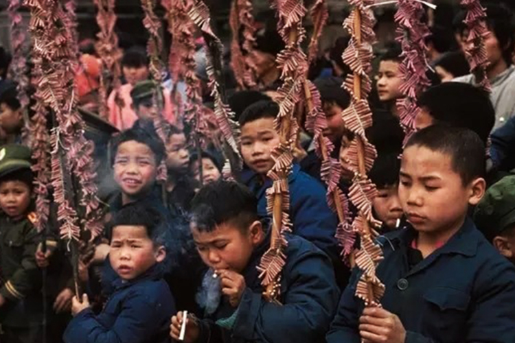 80年代春节放鞭炮图片