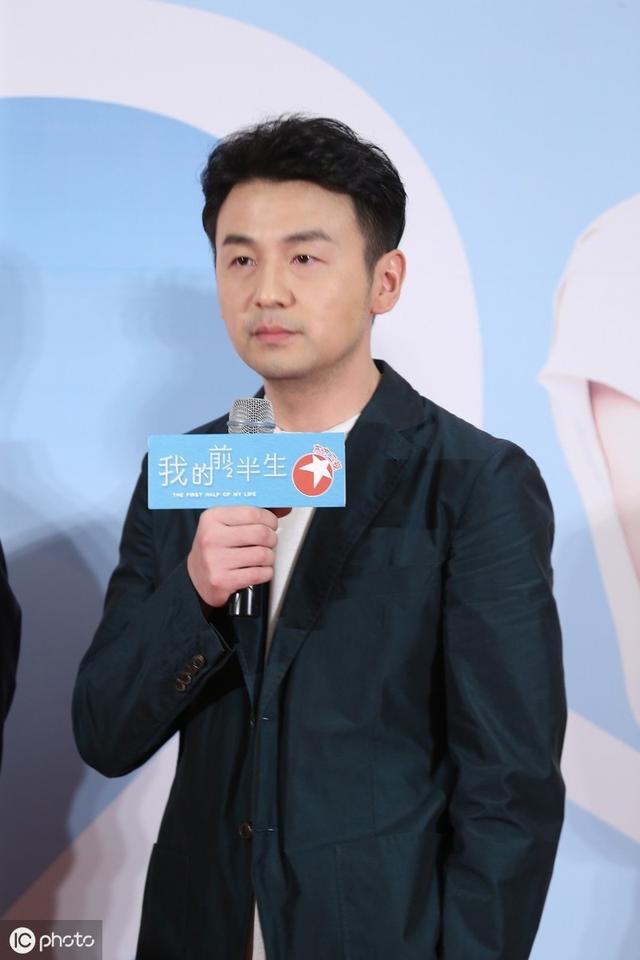 相继靳东,雷佳音,张嘉译之后,又一位大器晚成的中年大叔霸屏_演技