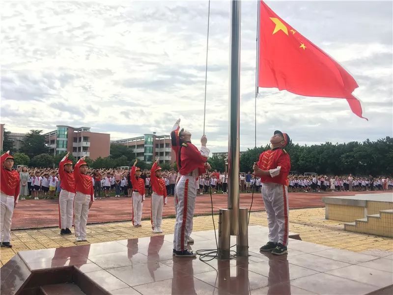 旗峰小学学生手持鲜艳的小红旗对于里水的学生们来说,今天,他们的开学