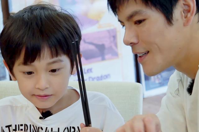 原创向佐干儿子不喜欢吃青菜看郭碧婷怎么改变他挑食的向佐开心了