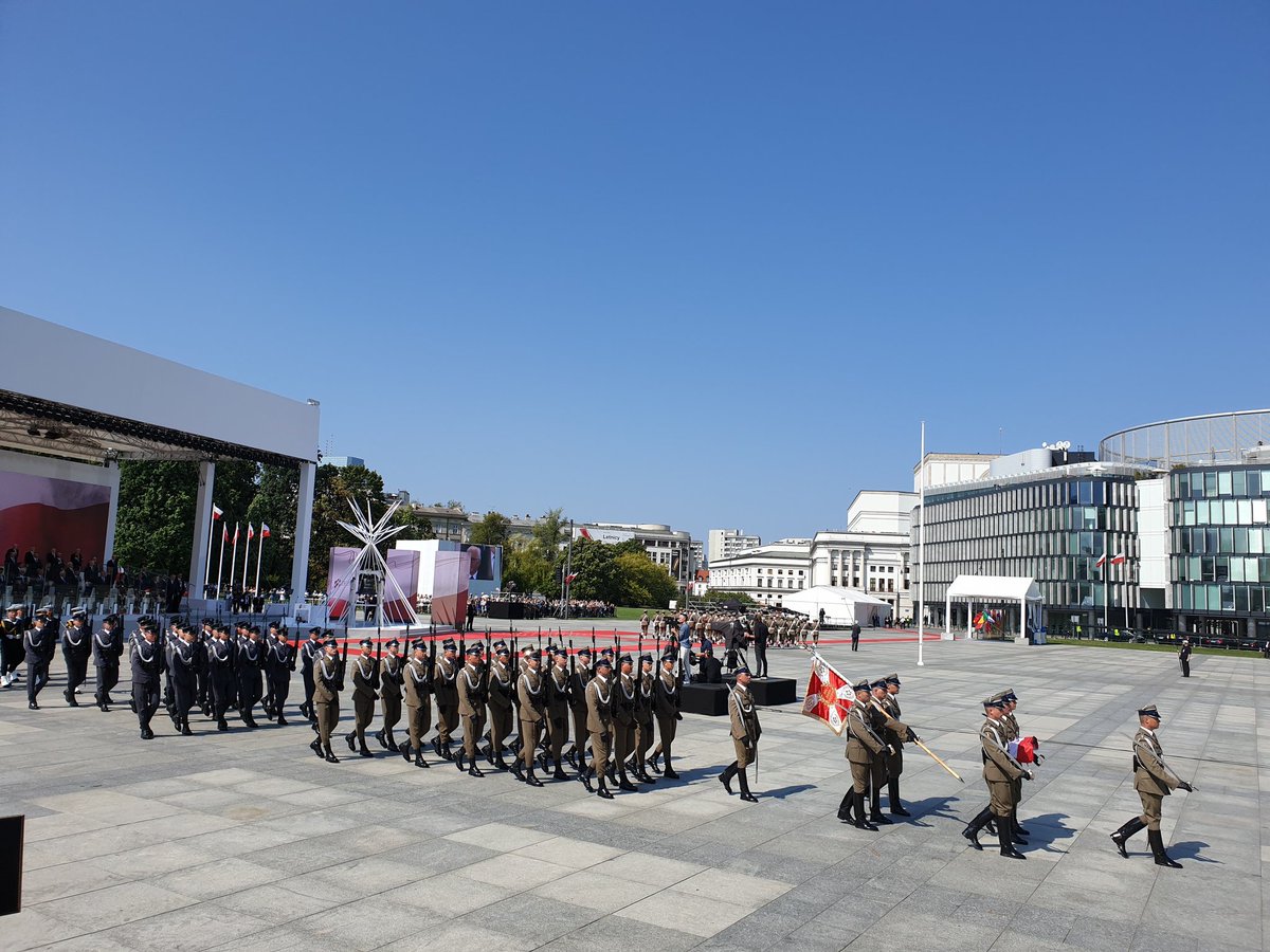 波兰纪念二战爆发80周年 仪仗队接受检阅