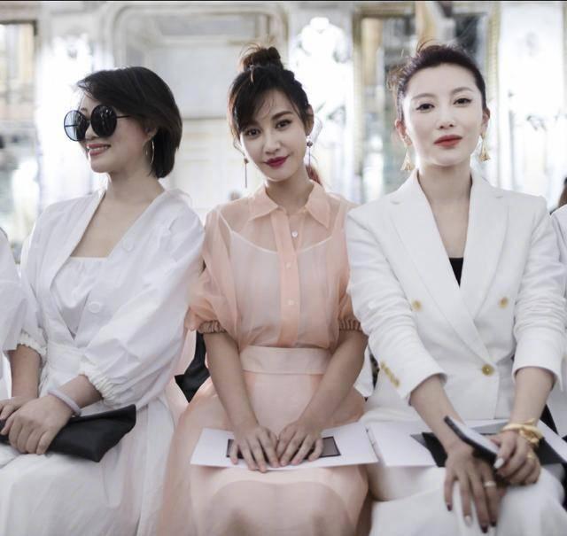 许久不见的杨雪现身米兰一身粉色纱裙惊艳还是少女模样