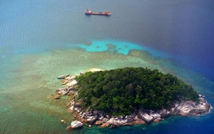 阿南巴斯群岛属于廖内群岛省的一部分,面积600多平方千米,其中最大的