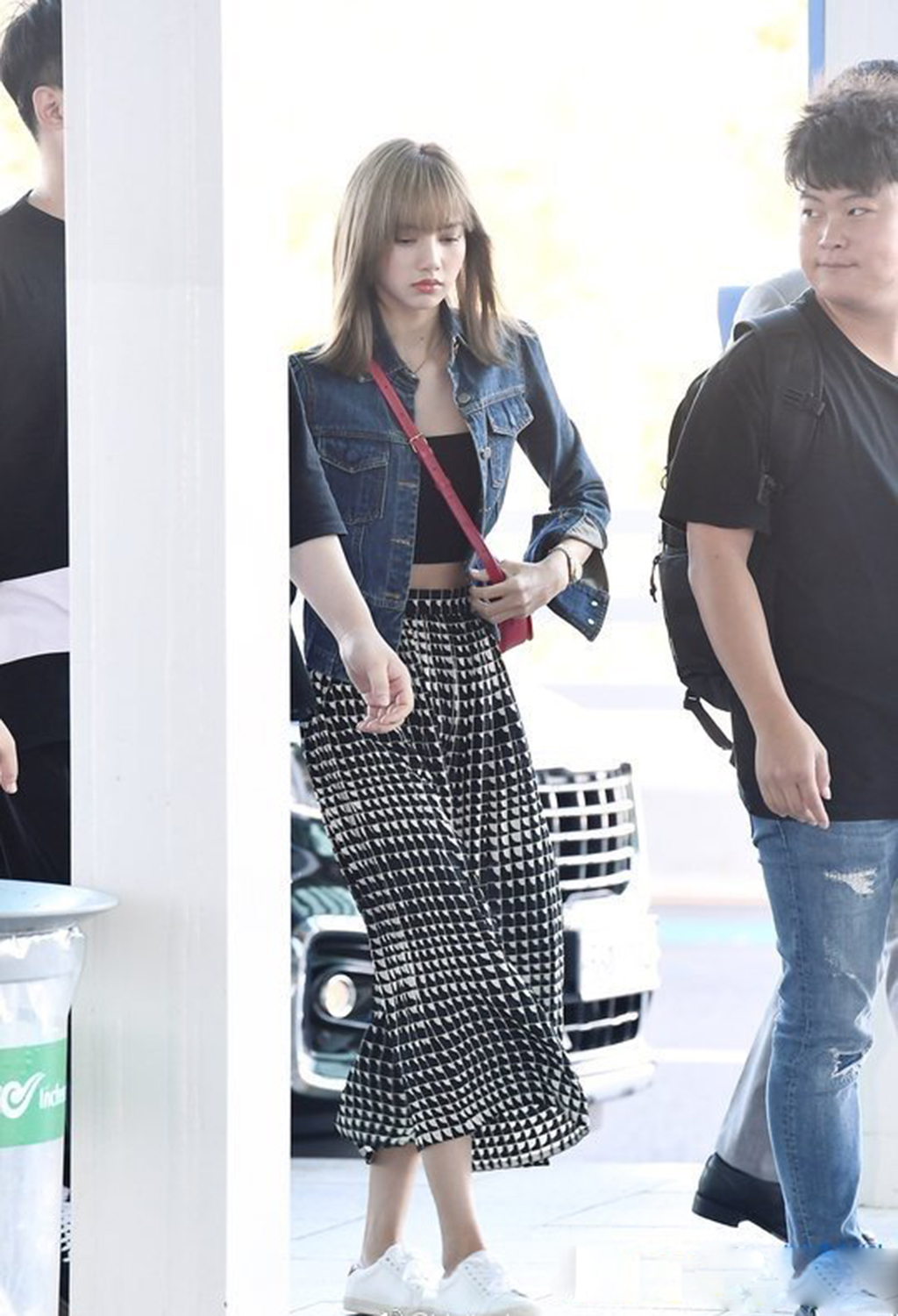 原创lisa日常炫腹秀蚂蚁腰能用发带当腰带腰围51未免太绝了