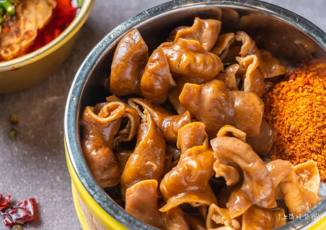 成都小碗冒脑花在成都,没有一头猪可以留下脑子的!