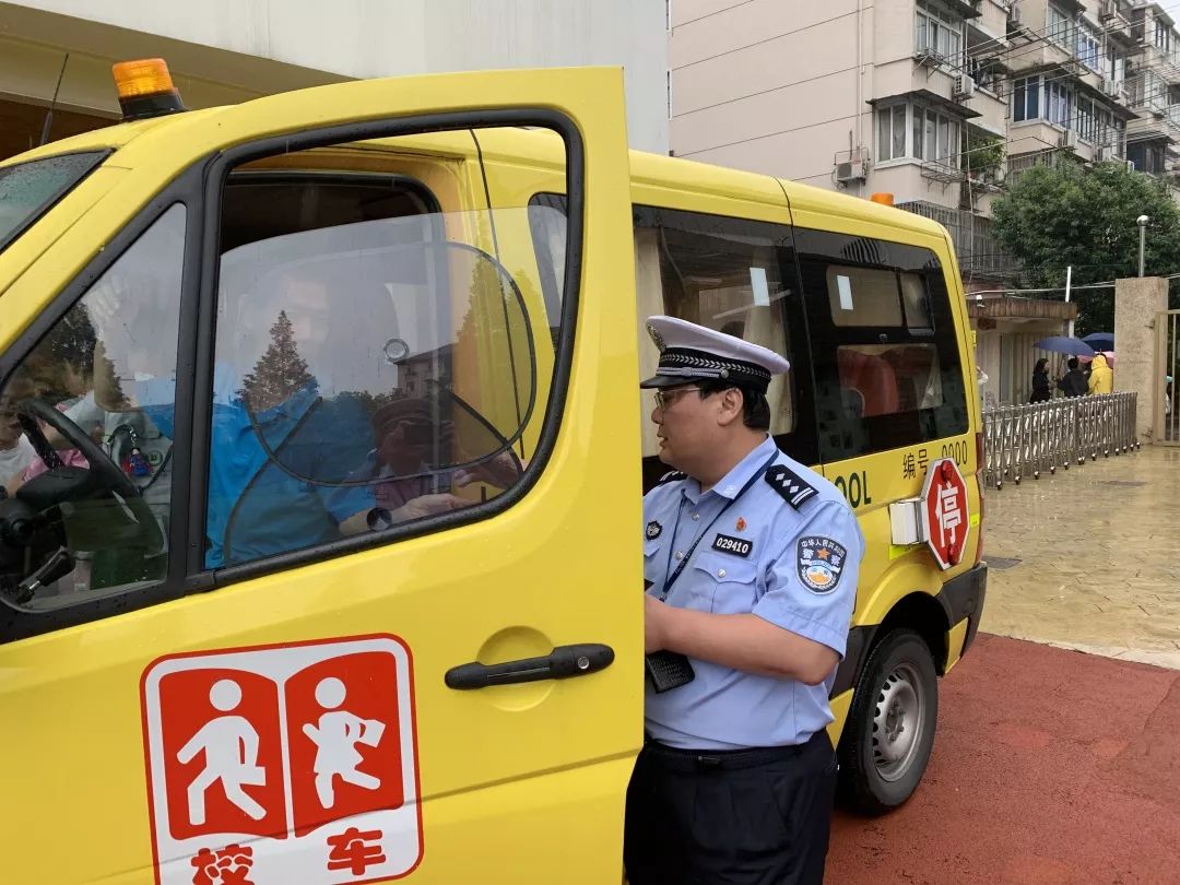 开学季看警察蜀黍为爱护航陪你开启学霸模式