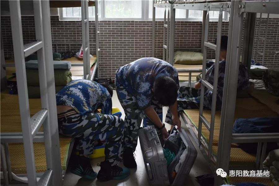 迷彩绘青春热血新征程崇雅中学初一新生国防教育活动精彩剪影