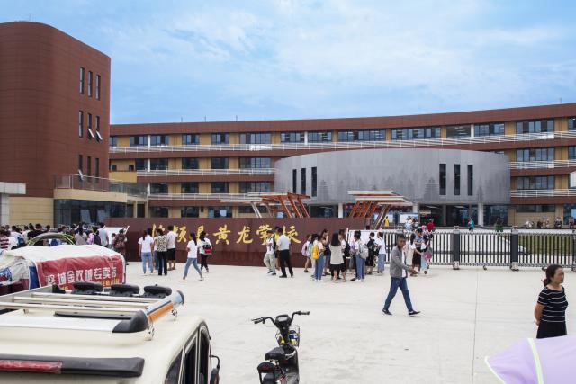 临颍黄龙学校如期开学校门口真热闹