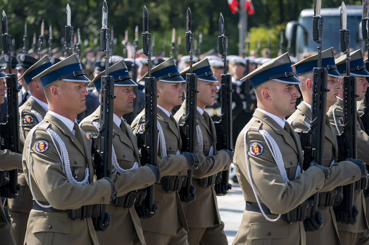 波兰纪念二战爆发80周年 仪仗队接受检阅