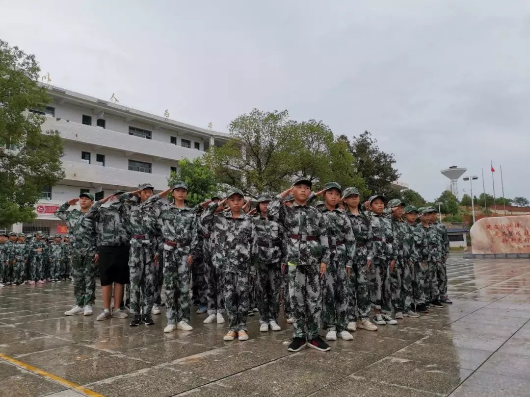 (冠市中学)队列评比进行中那就一起来看看队列评比中他们的风采小