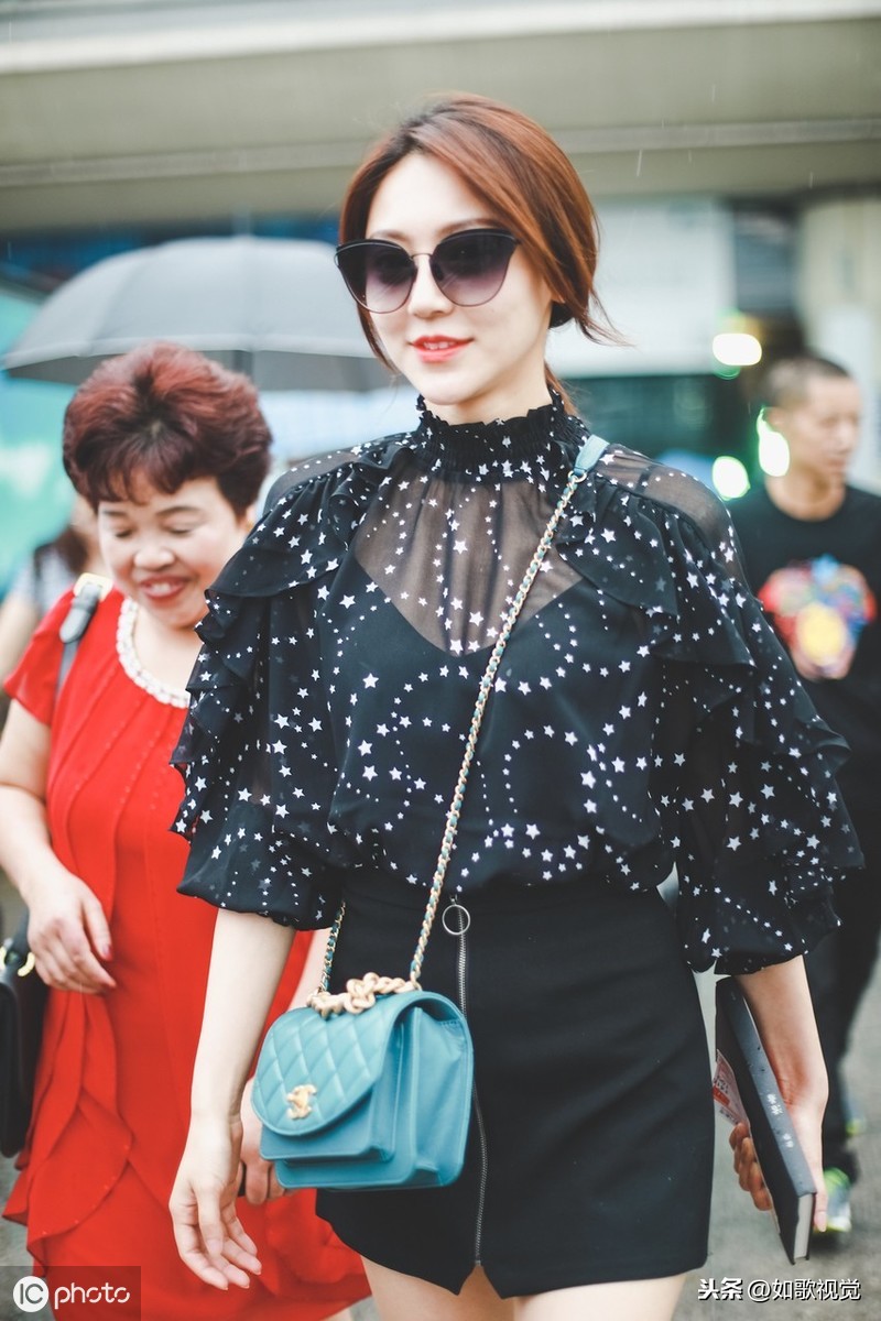 黄梦莹现身机场,穿黑色透视衬衫配高腰短裙秀大长腿,千娇百媚