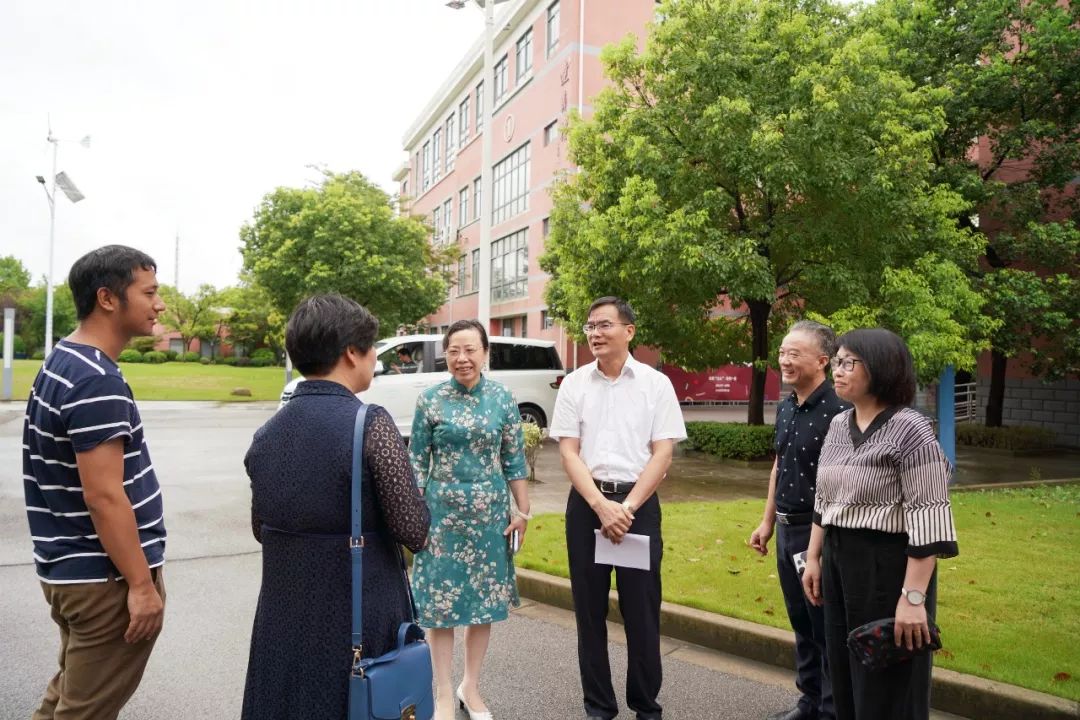 唐镇中学镇党委书记金卫国带队在副镇长陈华陪同下,赴唐镇中学,福山