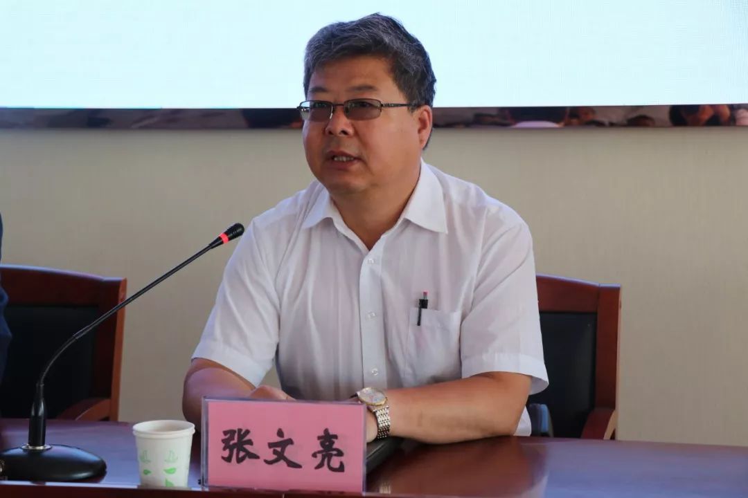 集宁一中召开全体中层干部大会