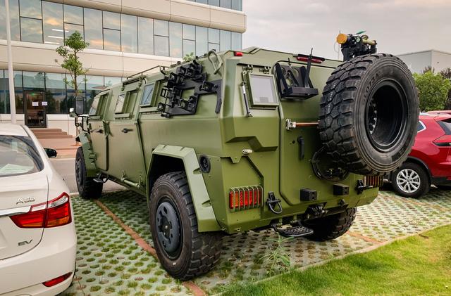 实拍东风第三代猛士内部首次曝光装配全悬浮吊挂式防雷座椅