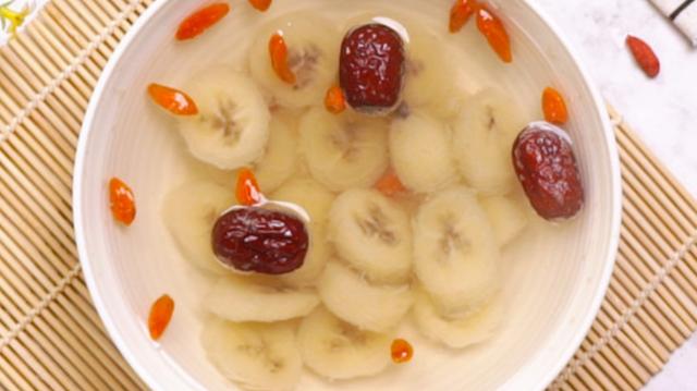 做法5:冰糖香蕉水准备食材如下:香蕉2根,冰糖50克,大枣15克,枸杞3克